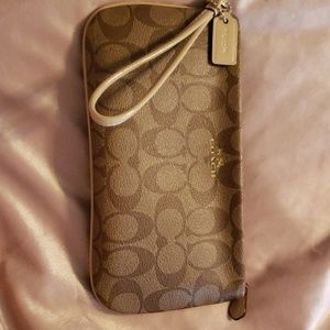 Coach wristlet.....like New
